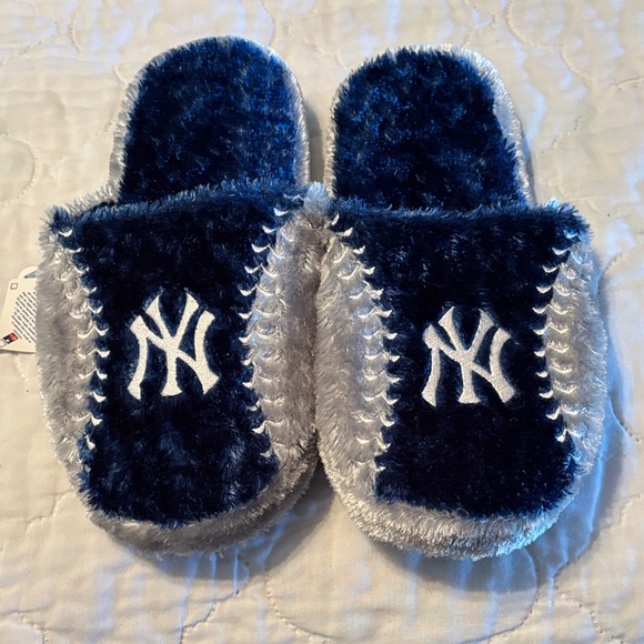 New York Yankees Blue and Grey Fuzzy Slippers - Picture 1 of 5